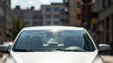 В Энгельсе арендатор разбил чужую Kia Rio битой после ссоры с молодежью