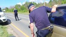 Сотрудники ГИБДД в Марксовском районе помогли женщине заменить пробитое колесо