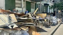 В центре Саратова тротуар загромоздили мусором
