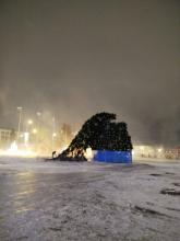 На Театральной площади в Саратове сломалась новогодняя ёлка