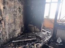 Пожар перекинулся на крышу: в Саратове погиб пенсионер, причина пока не установлена