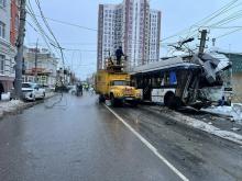 В Энгельсе столкнулись троллейбус и легковой автомобиль: пострадали 8 человек, прокуратура проводит проверку