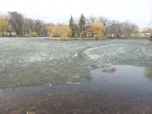 Тепло растопило лёд в Саратове: «Волга» и «Динамо» приостановили катание 