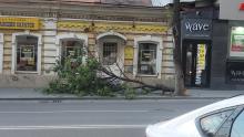 Опасность на дорогах и грозовой фронт: жителей Саратовской области предупредили о резком ухудшении погоды