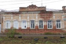 Восьмиконечная звезда и кольца для коновязи: старинный особняк в Энгельсе признали памятником культуры