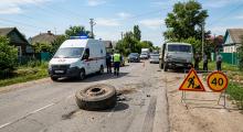 Внезапный удар оторвавшегося колеса грузовика отправил саратовца в больницу