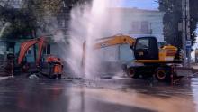 На Тархова в Саратове из-под земли забил многометровый фонтан