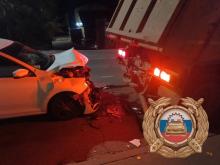В Саратове Volkswagen Polo врезался в стоящий «КамАЗ»